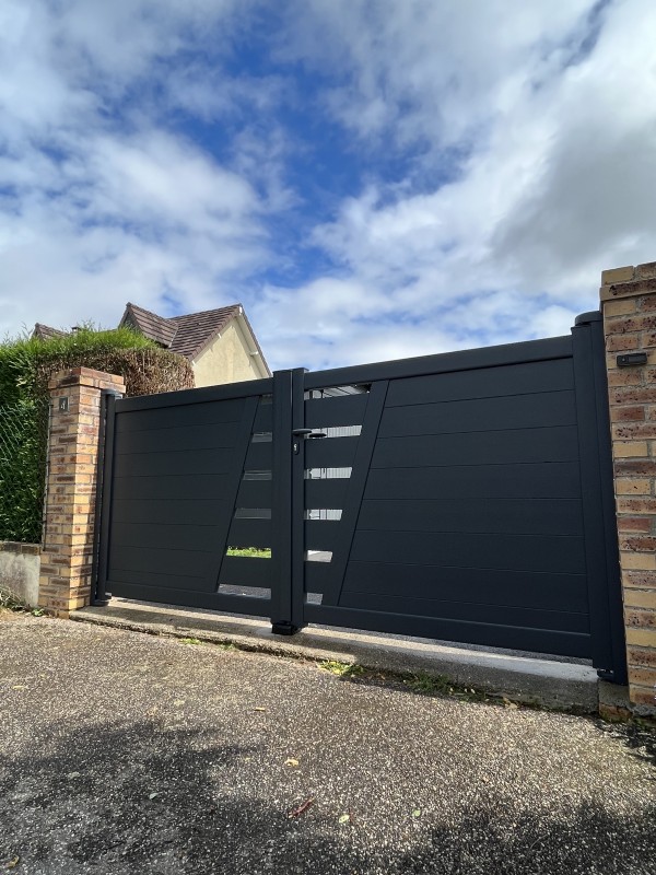 Installer un portail en aluminium sur mesure gris anthracite manuel avec numéro découpe laser à Saint-Ouen-du-Tilleul près d’Elbeuf (76)