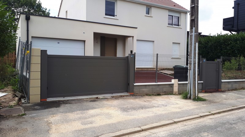 Installer un portail coulissant motorisé en aluminium gris quartz 7039 et un portillon sur une maison moderne à Bois-Guillaume près de Rouen (76) avec visiophone