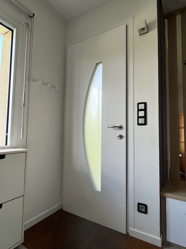 Installer une porte d’entrée EURADIF en aluminium bicolore via une entreprise certifiée RGEà Mont Saint Aignan près de Rouen (76)