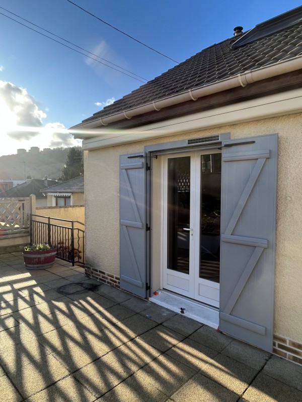 Installer des volets battants aluminium solaires motorisés avec précadre rénovation isolant de couleur gris argent à Darnétal près de Boos