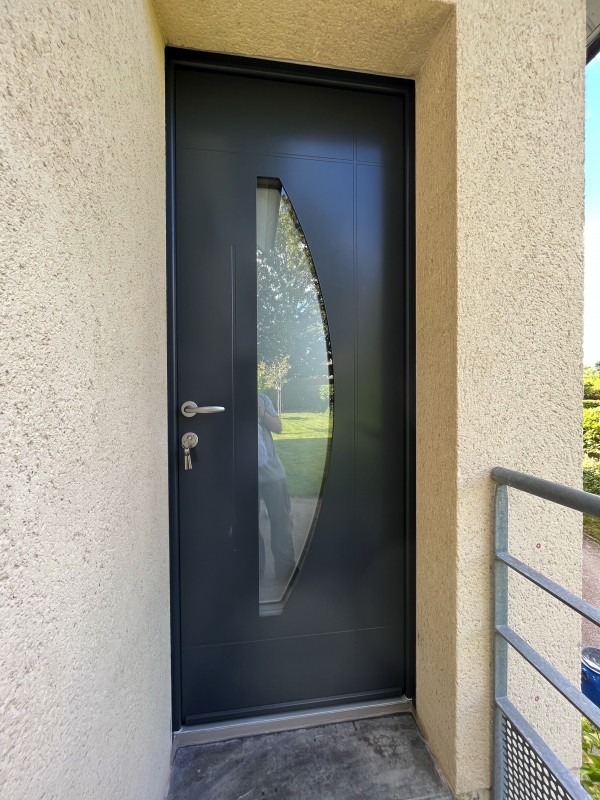 Installer une porte d’entrée EURADIF en aluminium bicolore via une entreprise certifiée RGEà Mont Saint Aignan près de Rouen (76)