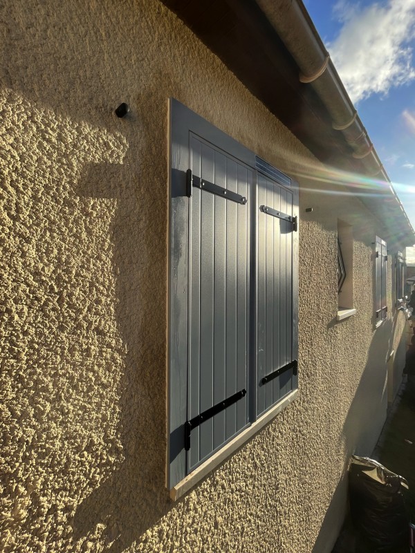 Volets battants aluminium motorisation solaire précadre bâti rénovation rouen