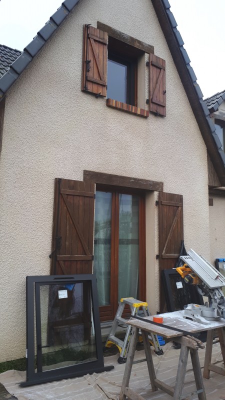 Rénovation thermique et esthétique de pavillon avec changement des fenêtres aluminium, de la porte d’entrée et des volets solaires SOMFY via entreprise RGE QUALIBAT à Isneauville près de Buchy 76