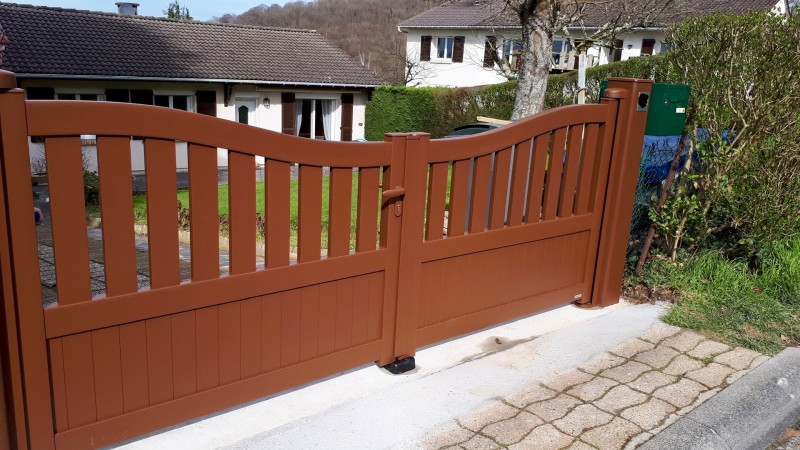 Remplacement d’un portail bois par un portail en aluminium manuel coloris mars rouille sablé avec création de longrine à Notre-Dame-de-Bondeville près de Rouen (76)