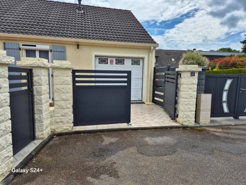 ETANEL Portail aluminium gris anthracite avec régulateur de pente à Yvetot.