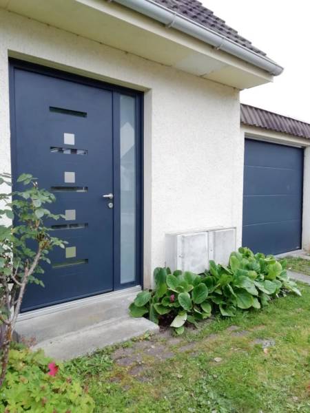 ETANEL Porte monobloc en aluminium bicolore avec fixe latéral à Canteleu près de Bihorel 76 - vue extérieure.