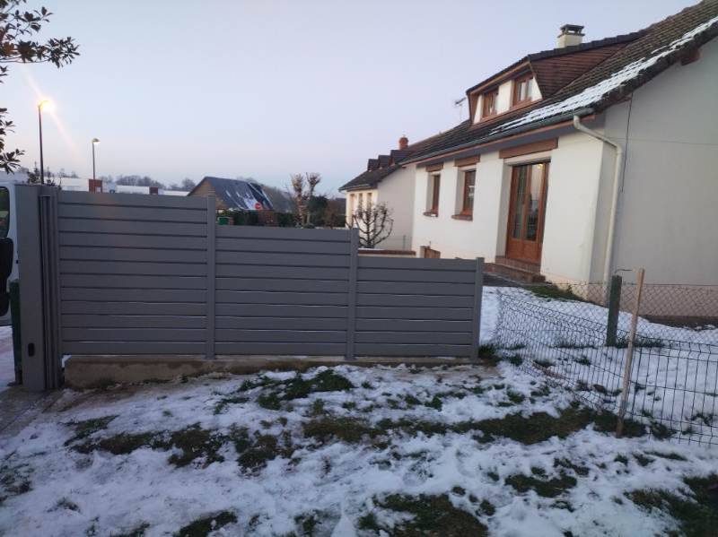 Portail avec moteur SOMFY , clôture et garde-corps en aluminium fabriqué en France grège 9007 texturé personnalisé et sur mesure à Tourville-la-Rivière près de Rouen 76