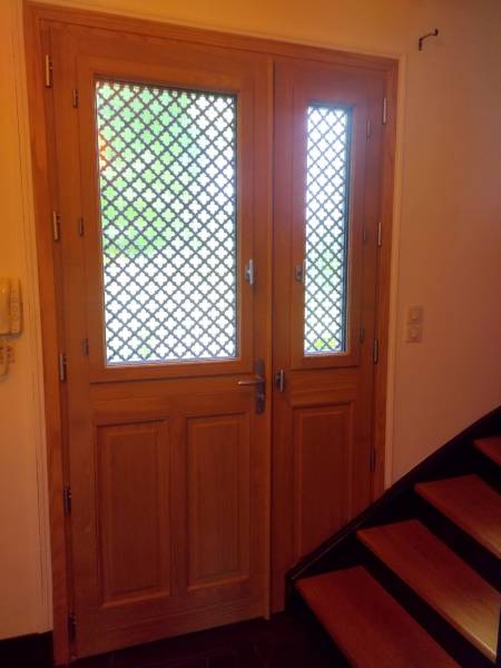 Porte d'entrée bois sur mesure personnalisée sécurisée isolante normandie professionnel sans sous traitance