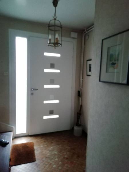 ETANEL Vue intérieure de la porte d'entrée bicolore avec vitrage imprimé sable uni à Canteleu.