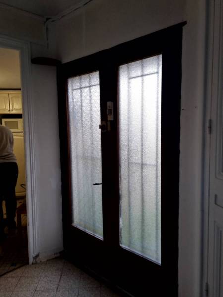 Une menuiserie en aluminium visuellement identique au bois qu’elle remplace, la sécurité et la lumière en plus !