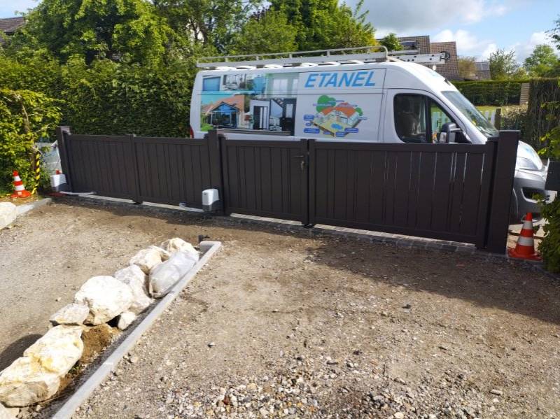 Double portail inégal