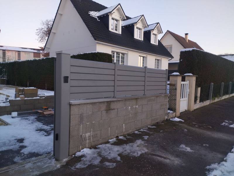Portail avec moteur SOMFY , clôture et garde-corps en aluminium fabriqué en France grège 9007 texturé personnalisé et sur mesure à Tourville-la-Rivière près de Rouen 76