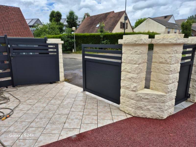 ETANEL Détail des soudures invisibles du portillon aluminium à Yvetot.