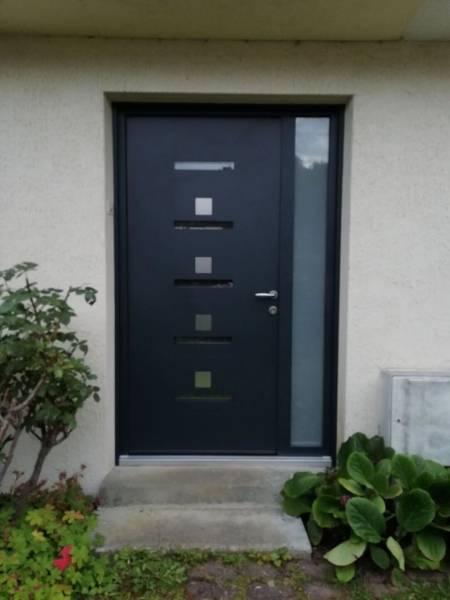 ETANEL Détail des inserts alunox de la porte d'entrée bicolore à Canteleu.