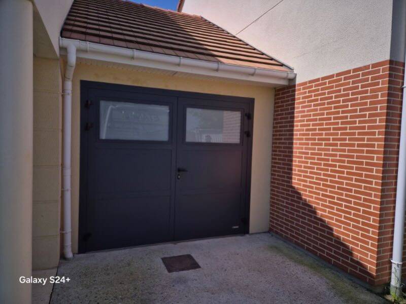 ETANEL Porte de garage battante en aluminium gris anthracite au Grand-Quevilly.
