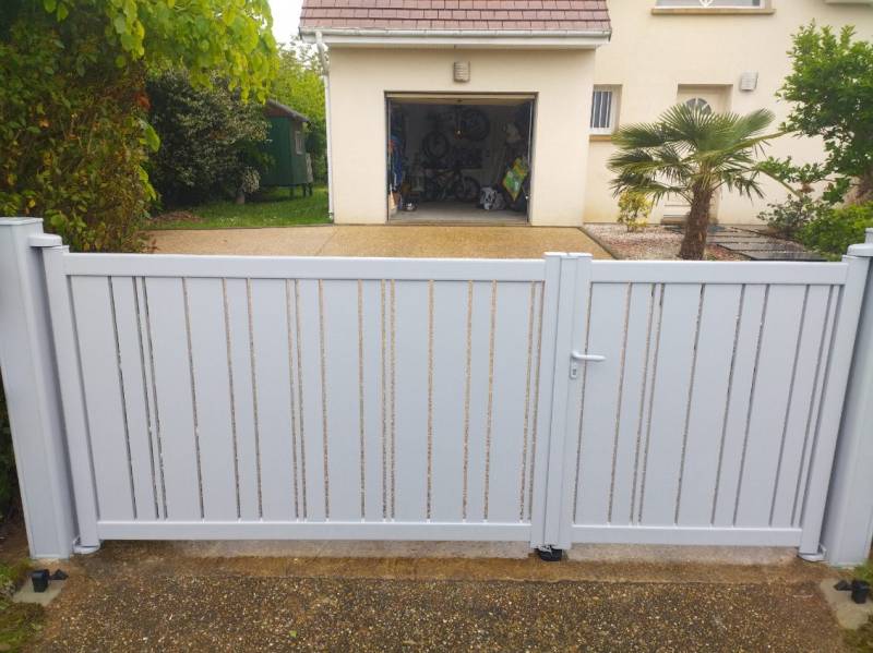 Installer un portail manuel avec des vantaux inégaux en aluminium grège 9007 à Houpeville près de Rouen (76)