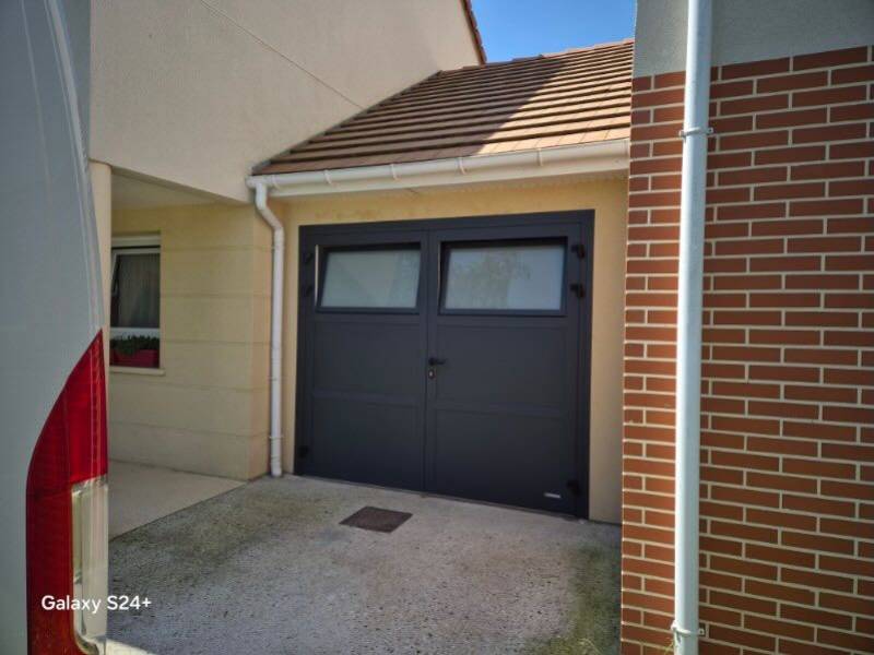 ETANEL Détail de la serrure cinq points sur une porte de garage au Grand-Quevilly.