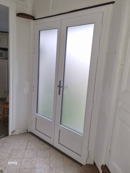 Une menuiserie en aluminium visuellement identique au bois qu’elle remplace, la sécurité et la lumière en plus !