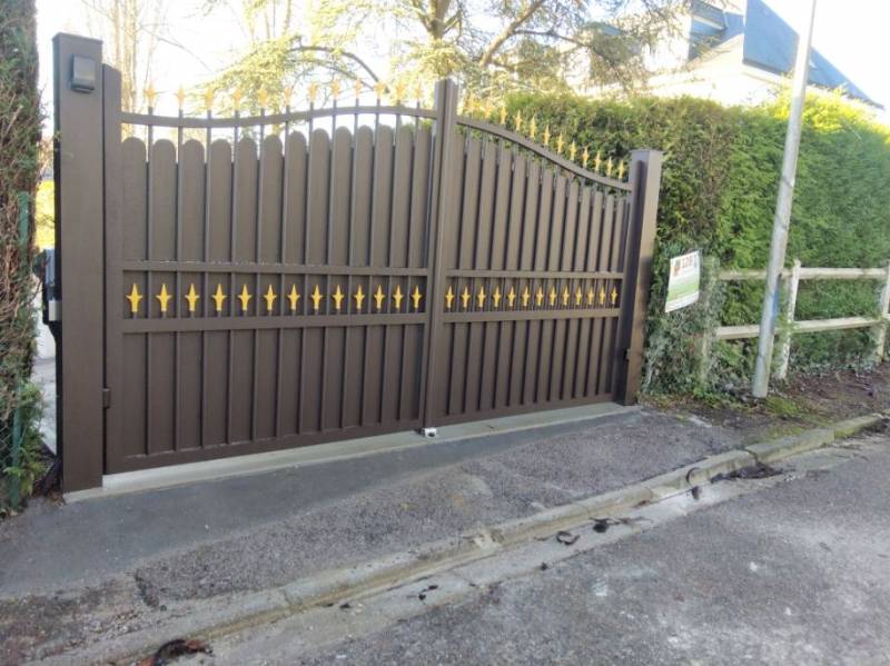 Installer un portail battant motorisé en aluminium à Mont-Saint-Aignan avec festonnage