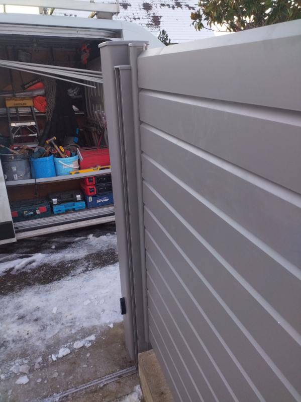 Portail avec moteur SOMFY , clôture et garde-corps en aluminium fabriqué en France grège 9007 texturé personnalisé et sur mesure à Tourville-la-Rivière près de Rouen 76