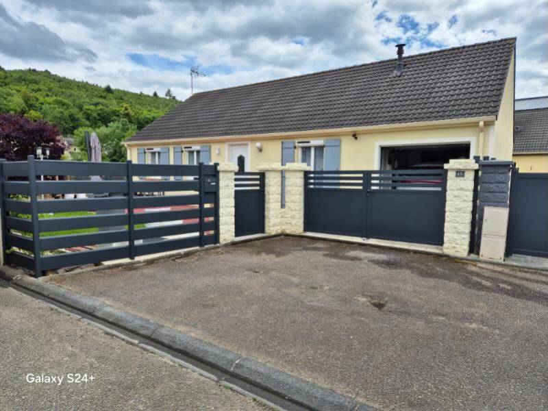 ETANEL Portail aluminium gris anthracite avec régulateur de pente à Yvetot.