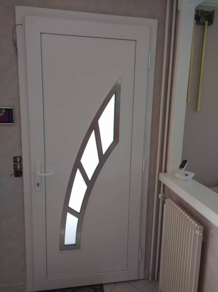 Une porte de garage battante avec des vantaux inégaux pour un accès piéton facilité et un plus grand espace de rangement à l'intérieur du garage