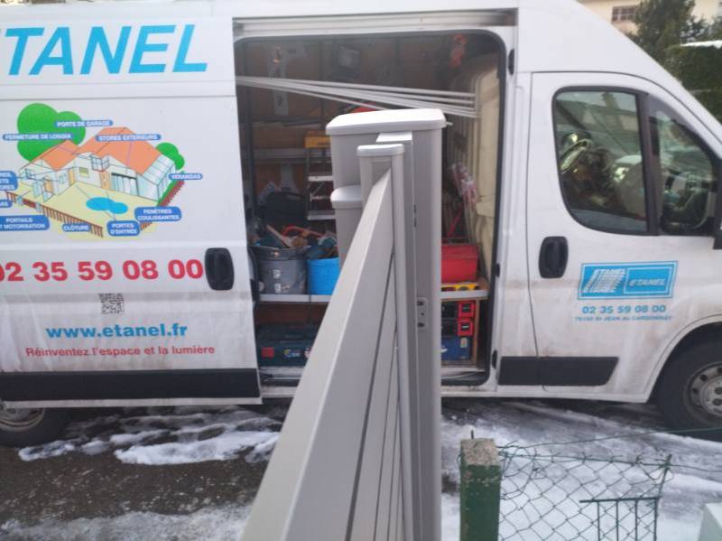 Portail avec moteur SOMFY , clôture et garde-corps en aluminium fabriqué en France grège 9007 texturé personnalisé et sur mesure à Tourville-la-Rivière près de Rouen 76