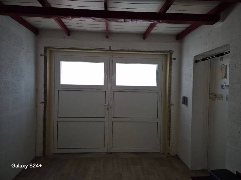 ETANEL Vue intérieure de la porte de garage battante sans rails au Grand-Quevilly.