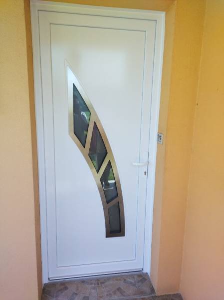 Une porte de garage battante avec des vantaux inégaux pour un accès piéton facilité et un plus grand espace de rangement à l'intérieur du garage