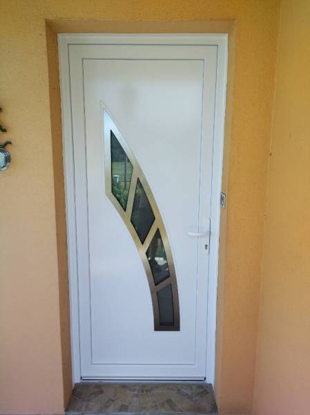 Une porte de garage battante avec des vantaux inégaux pour un accès piéton facilité et un plus grand espace de rangement à l'intérieur du garage