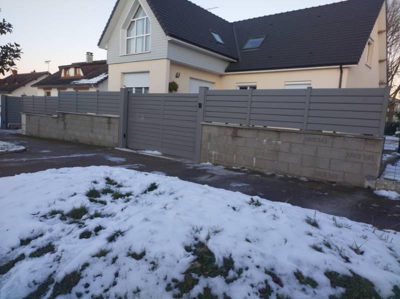 Portail avec moteur SOMFY , clôture et garde-corps en aluminium fabriqué en France grège 9007 texturé personnalisé et sur mesure à Tourville-la-Rivière près de Rouen 76