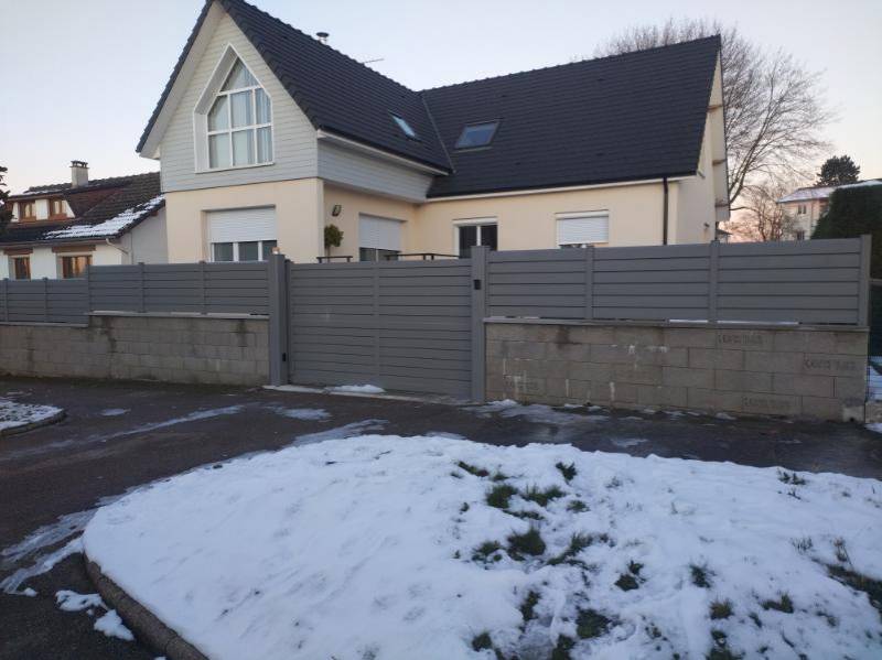 Portail avec moteur SOMFY , clôture et garde-corps en aluminium fabriqué en France grège 9007 texturé personnalisé et sur mesure à Tourville-la-Rivière près de Rouen 76