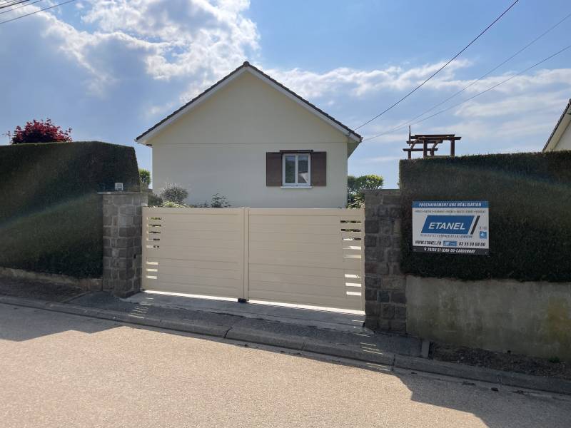 Volets battants aluminium chêne doré motorisés solaires à Limésy