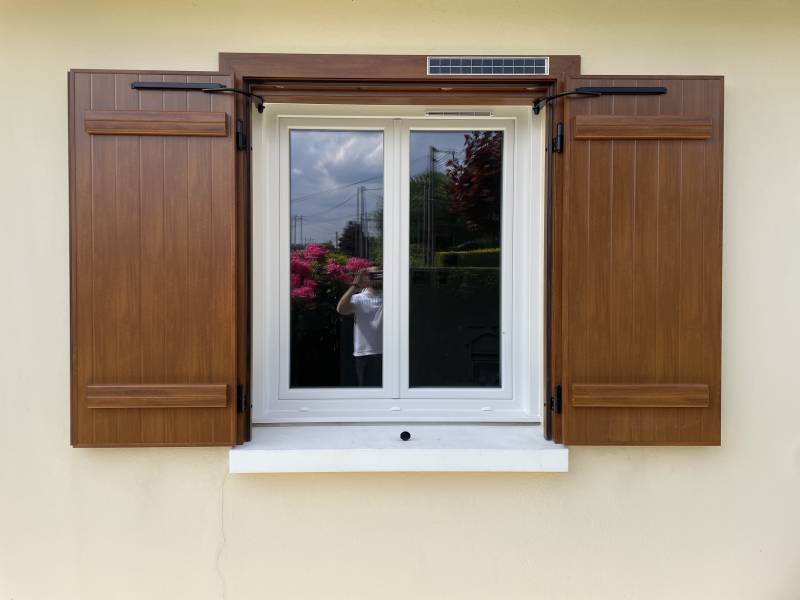 Installation de volets roulants solaires sur maison à Limésy